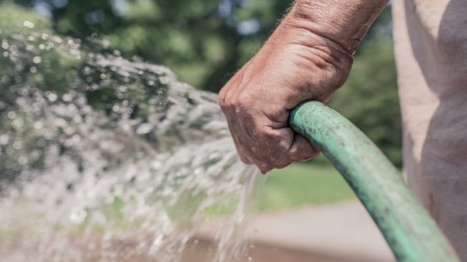 “He’s got his hose in his hand” – Uisce Éireann defends hotline for people to report their neighbours of ‘non-essential’ water use