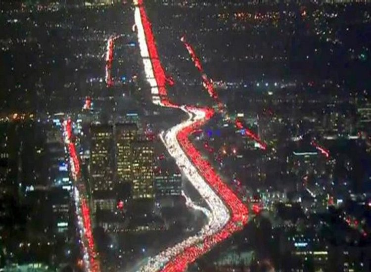 Amazing photo shows rush hour traffic in Los Angeles for Thanksgiving