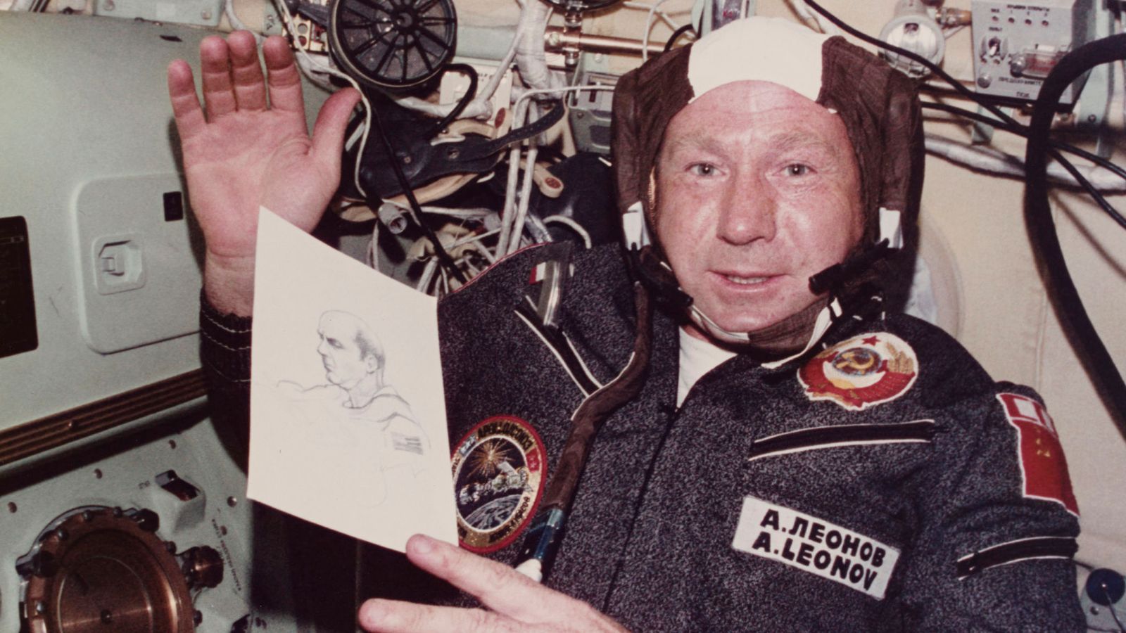 Первый вышел в открытый космос год. Леонов космонавт.